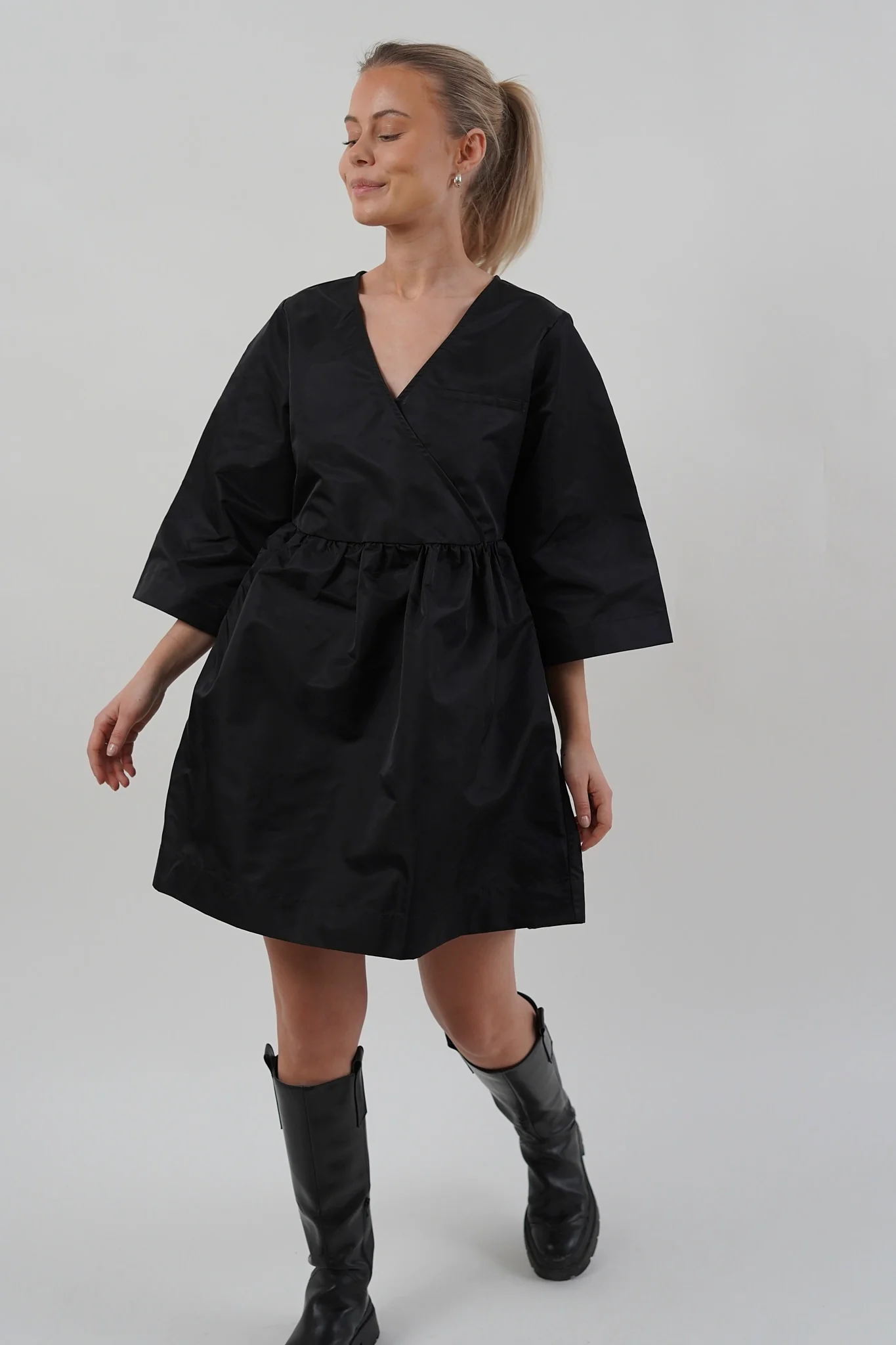 SNNeco 2/4 Wrap Dress - Black