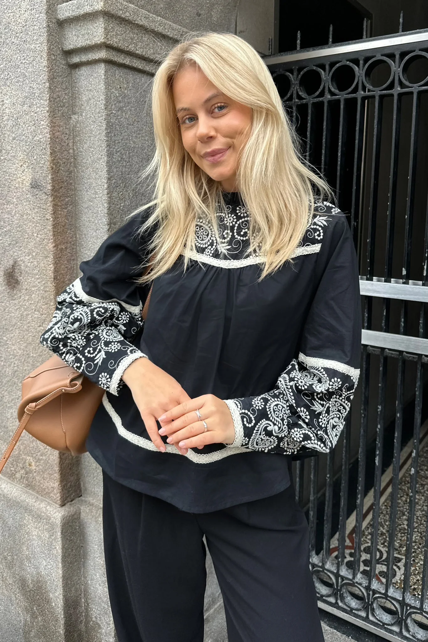VildeIC Shirt - Black Embroidery